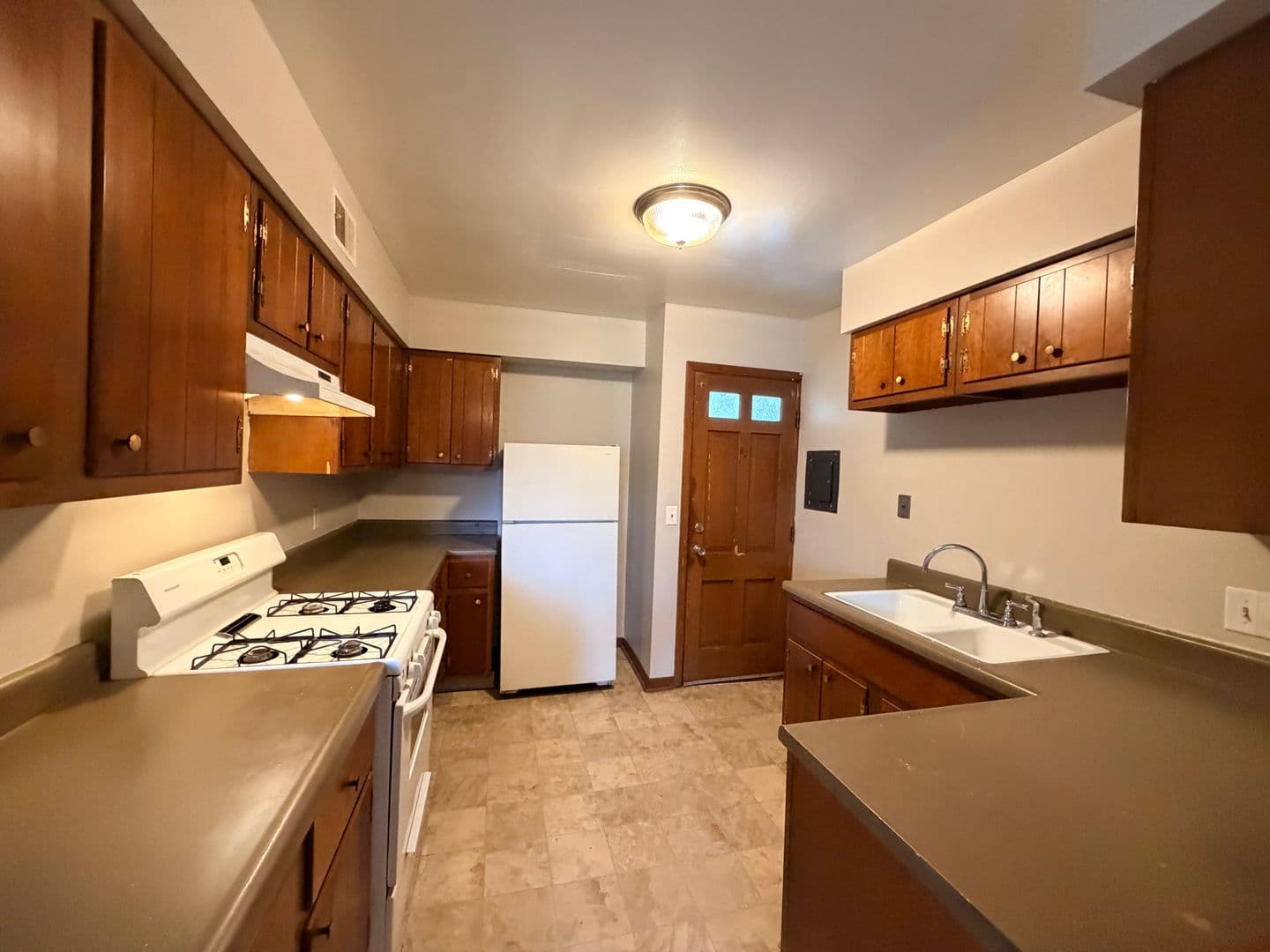Rock Island Apartment: 1450 18th Ave