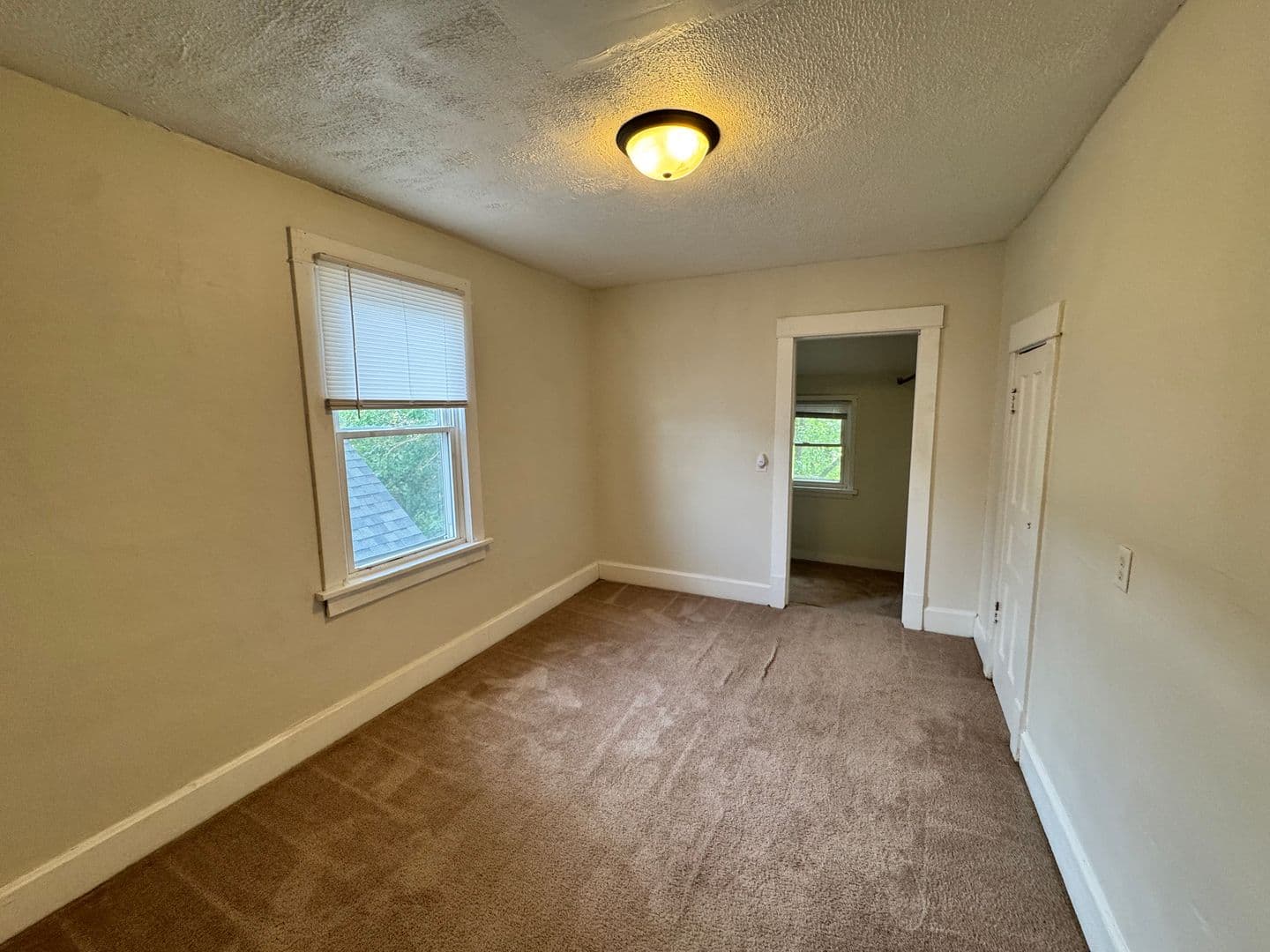 Silvis Apartment: 149 6th Street