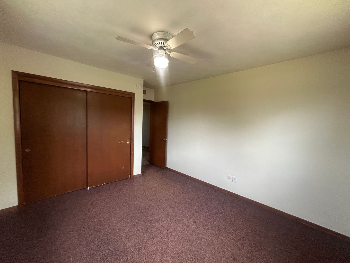 Rock Island Apartment: 1450 18th Ave
