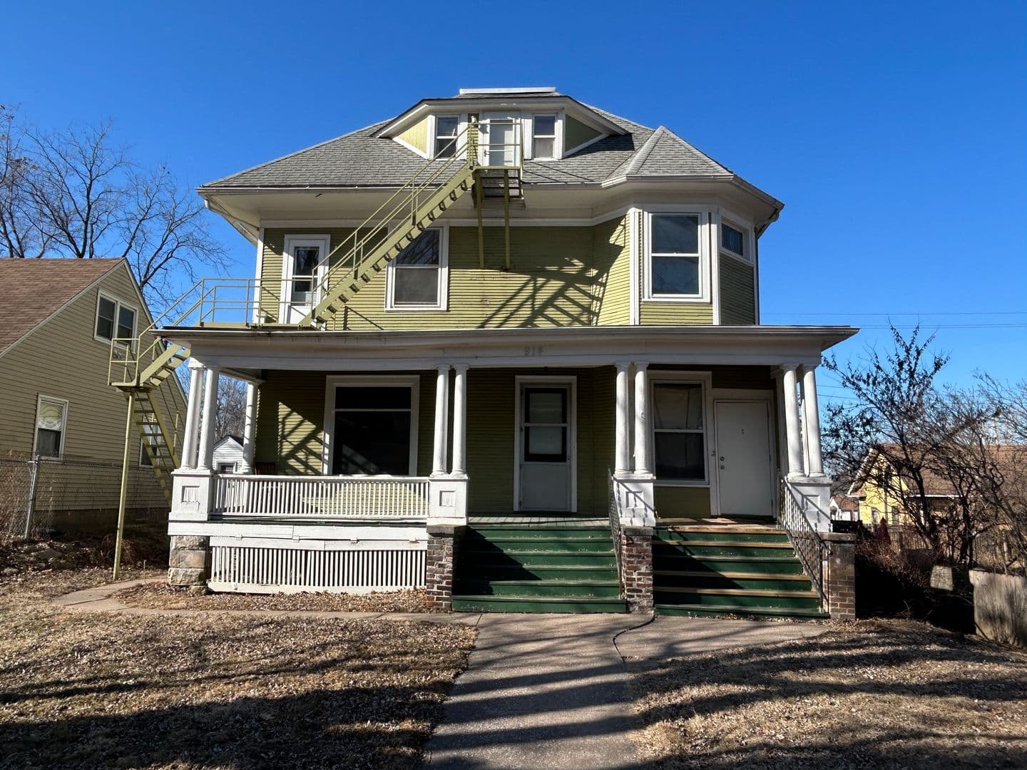 Rock Island Apartment: 914 23rd Street