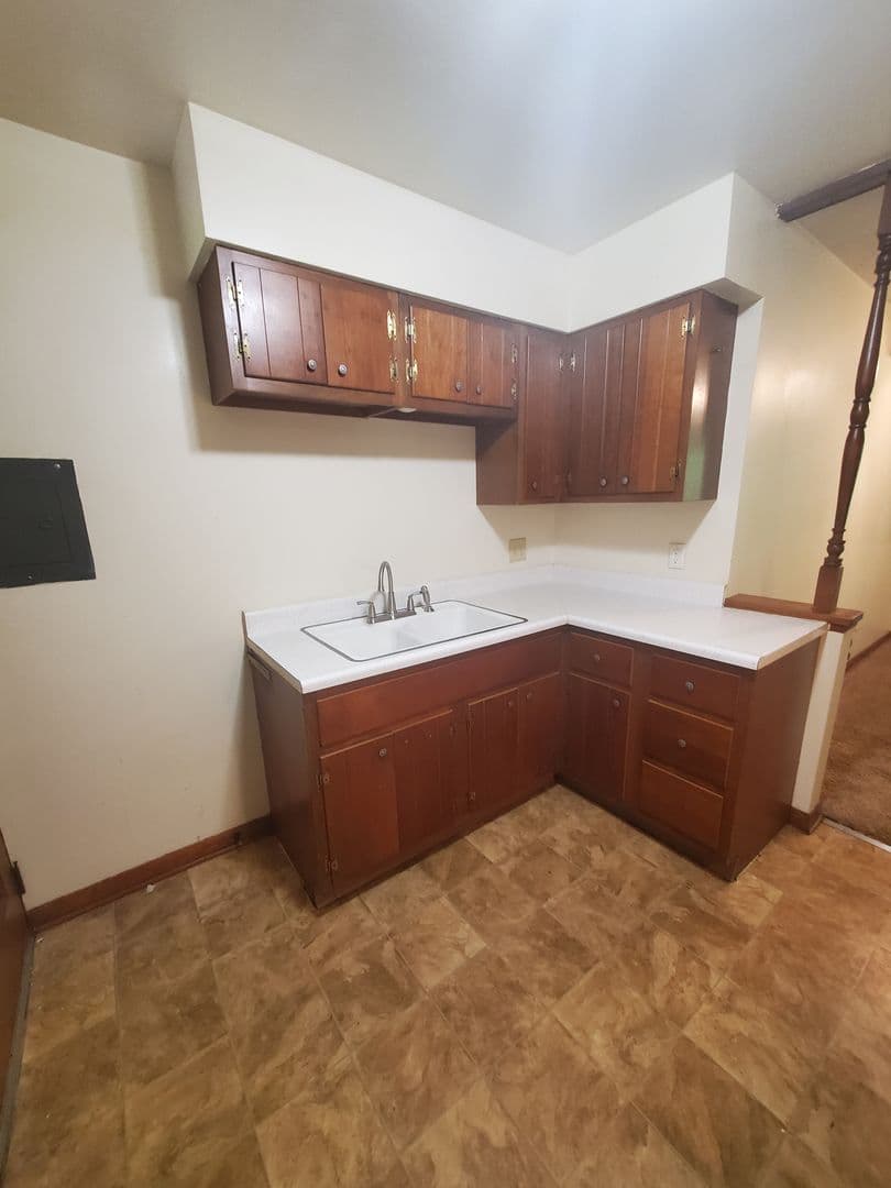 Rock Island Apartment: 1450 18th Ave