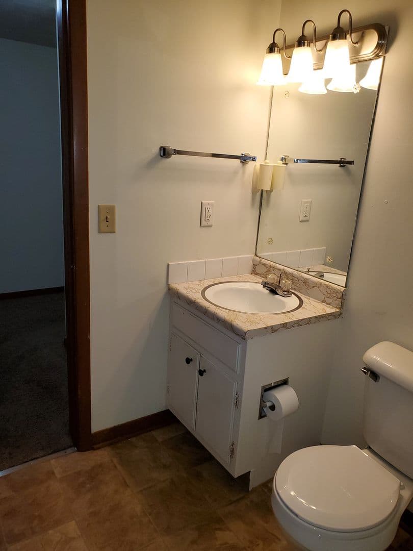 Rock Island Apartment: 1450 18th Ave