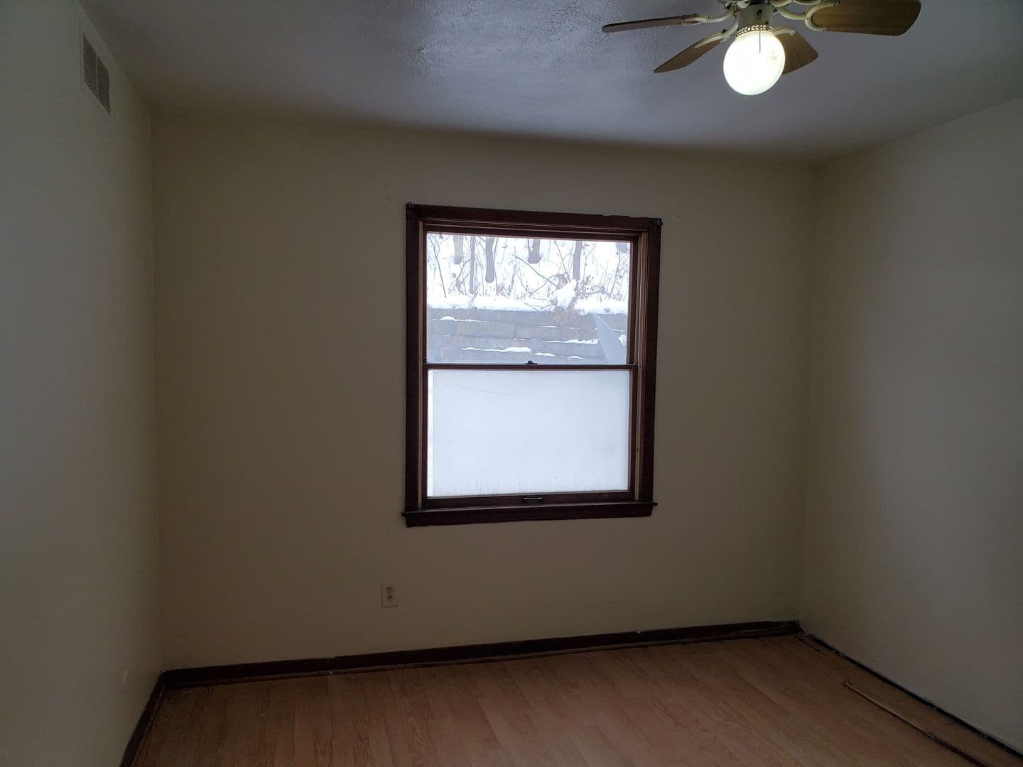 Rock Island Apartment: 1450 18th Ave