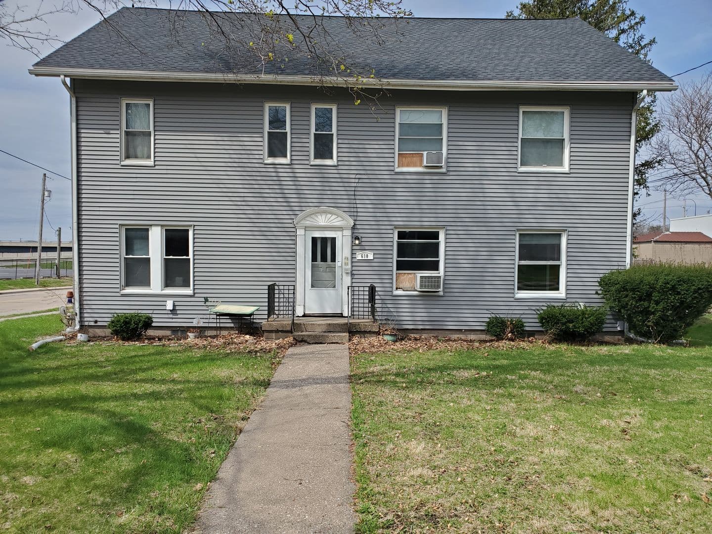 Bettendorf Apartment: 610 15th St