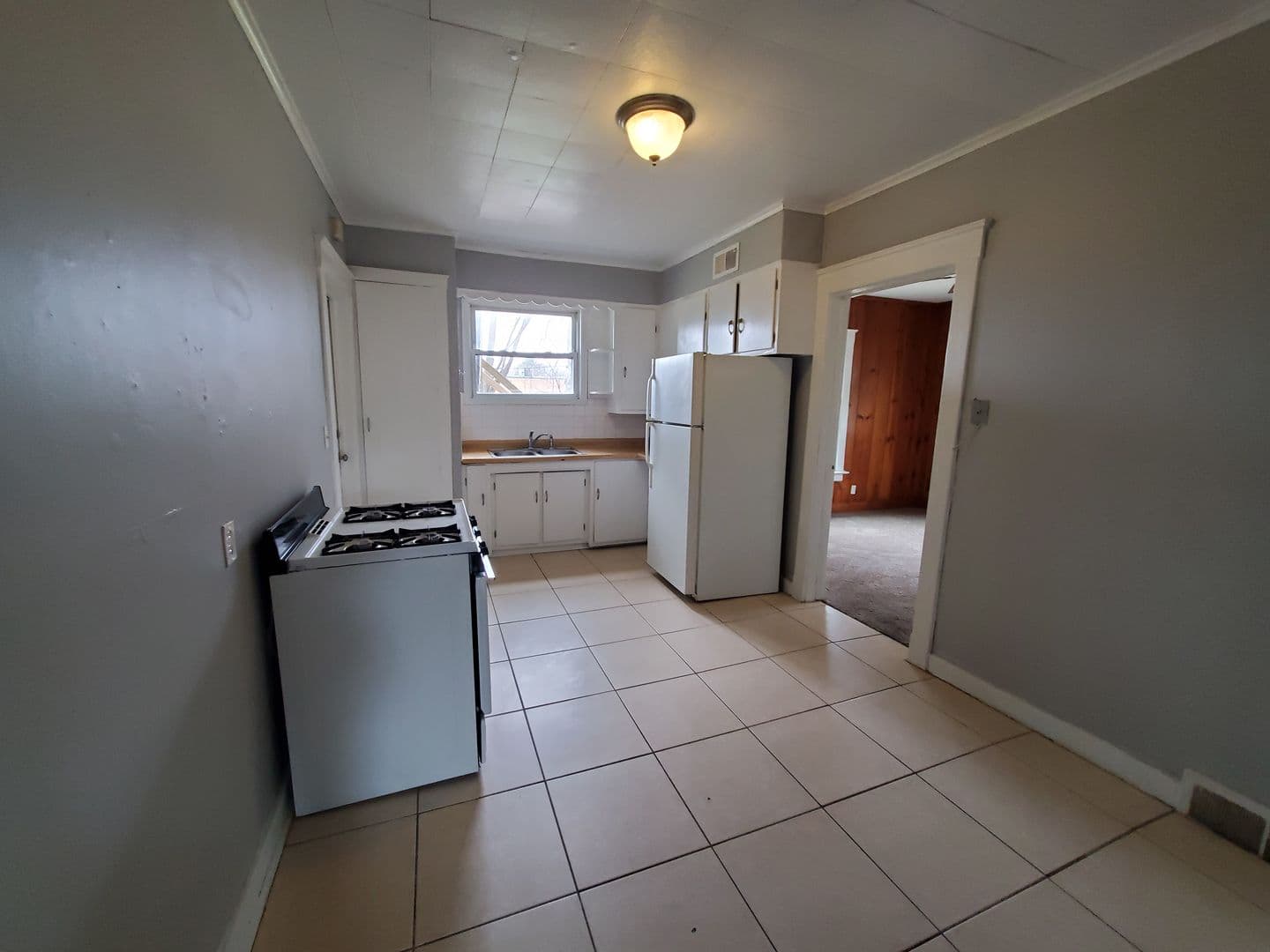 Bettendorf Apartment: 610 15th St