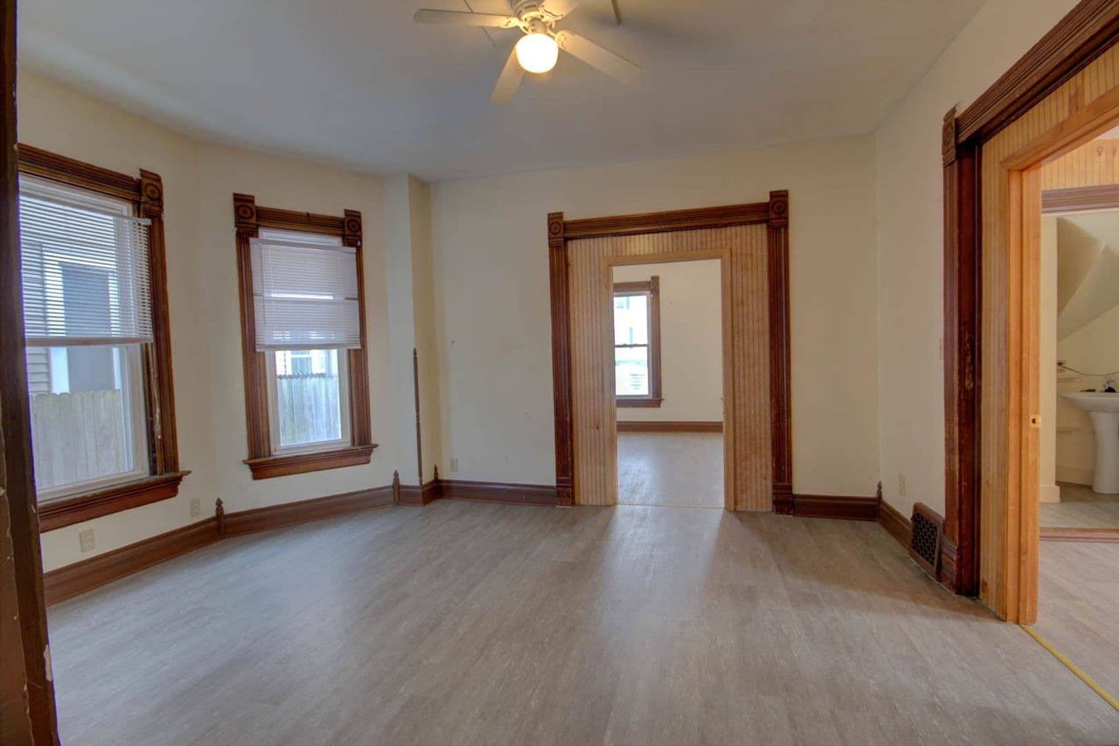 Rock Island Apartment: 2421 8 1/2 Ave