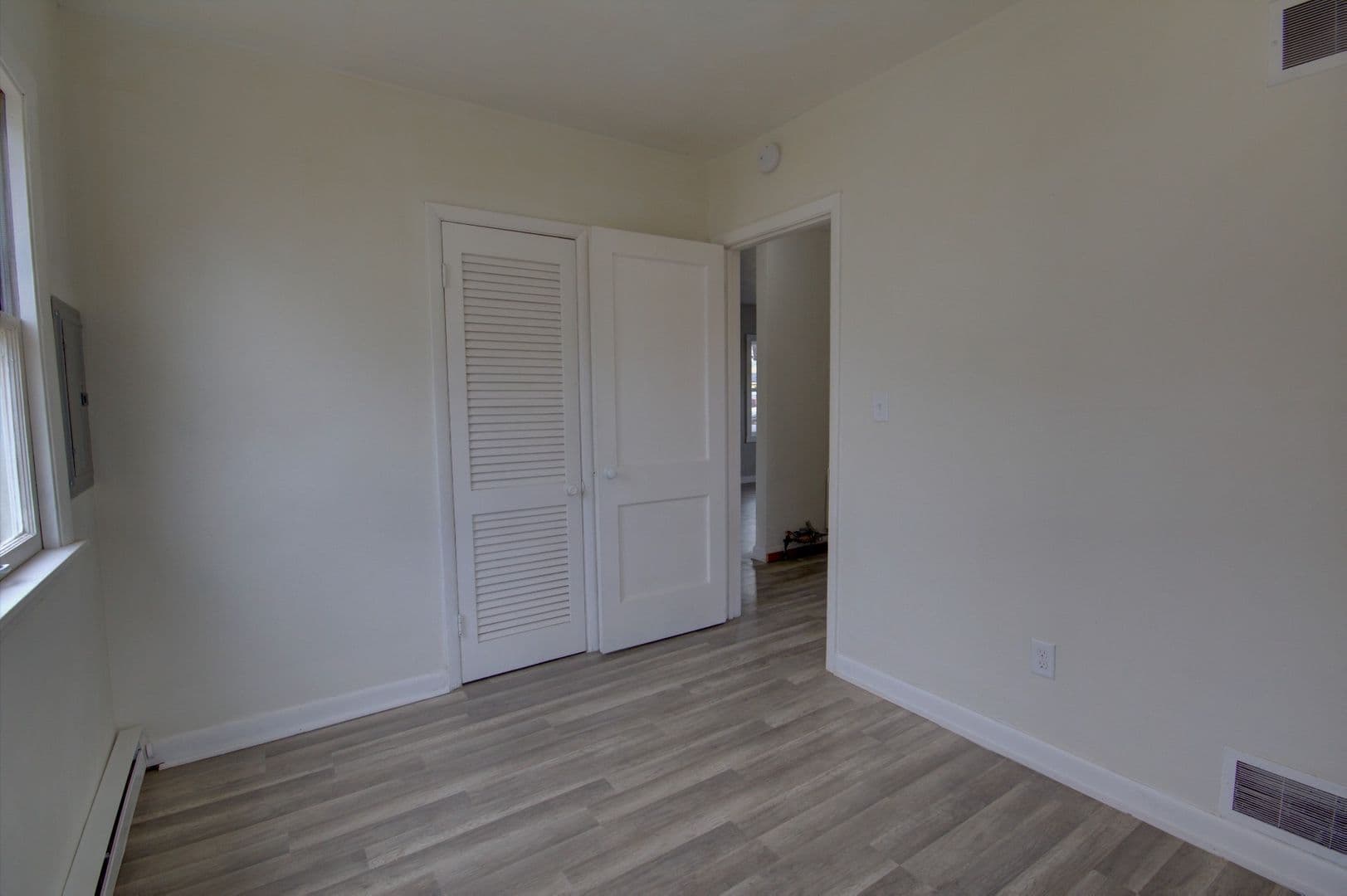 Davenport House: 3856 Johnson Ave