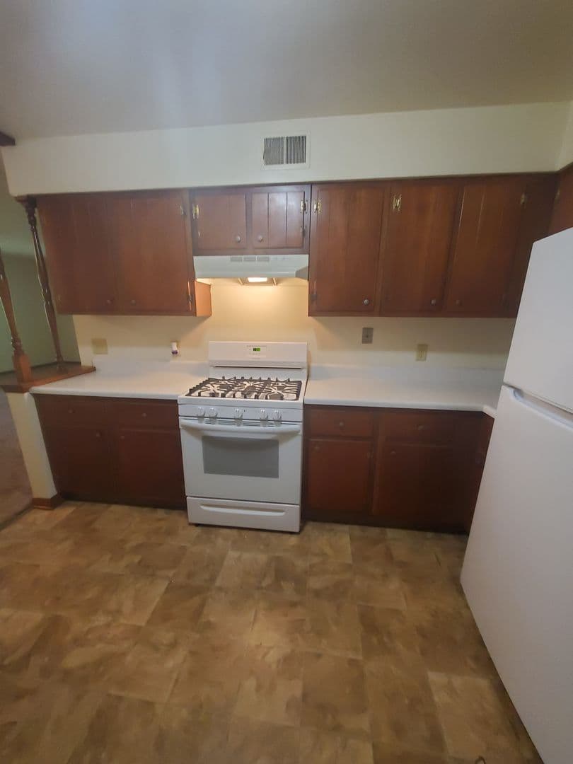 Rock Island Apartment: 1450 18th Ave