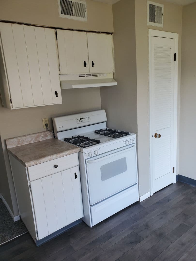 Moline Apartment: 4711 12th Ave