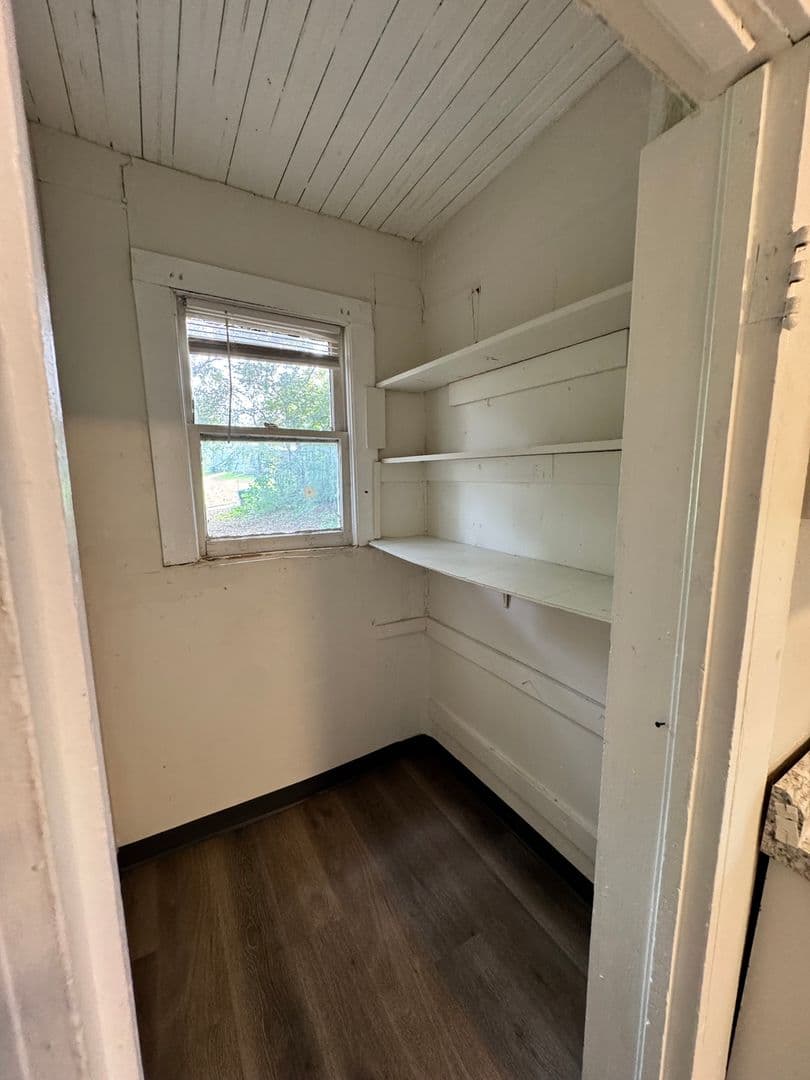 Silvis Apartment: 149 6th Street