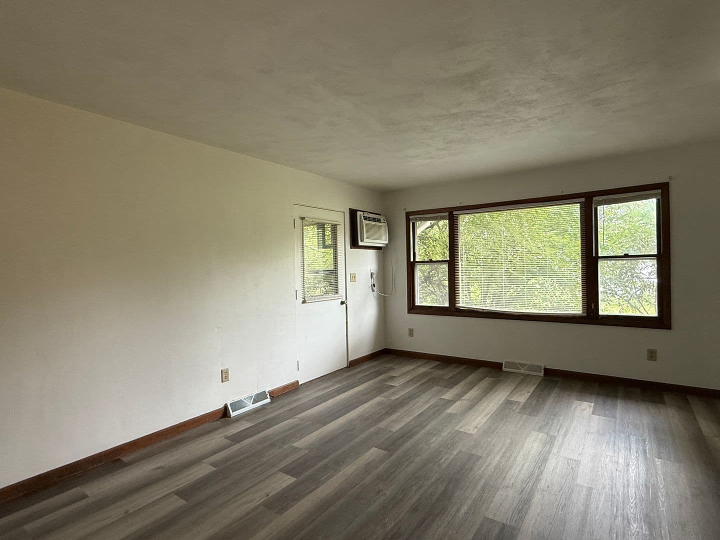 Milan Apartment: 2702 117th Ave W