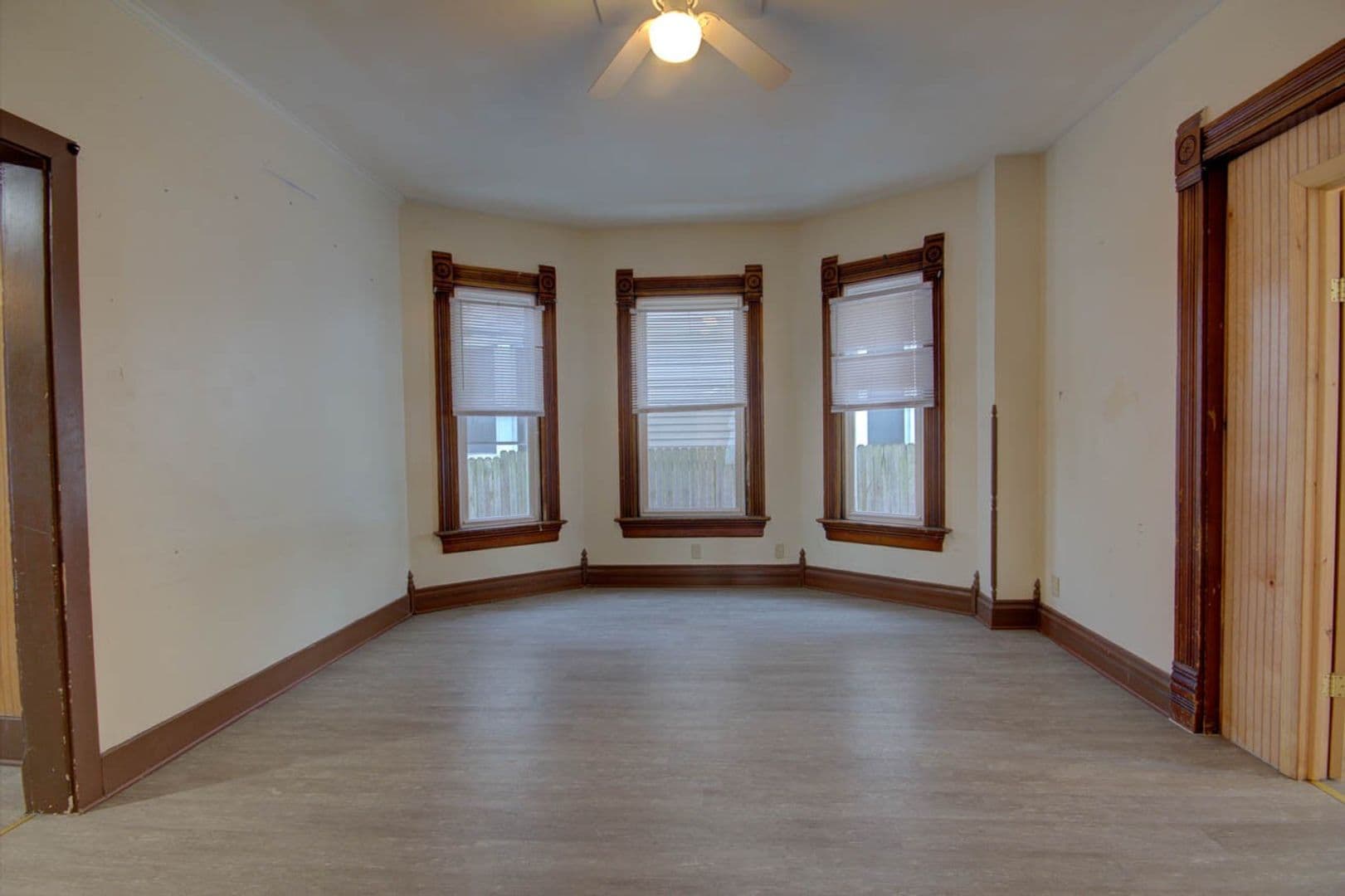 Rock Island Apartment: 2421 8 1/2 Ave