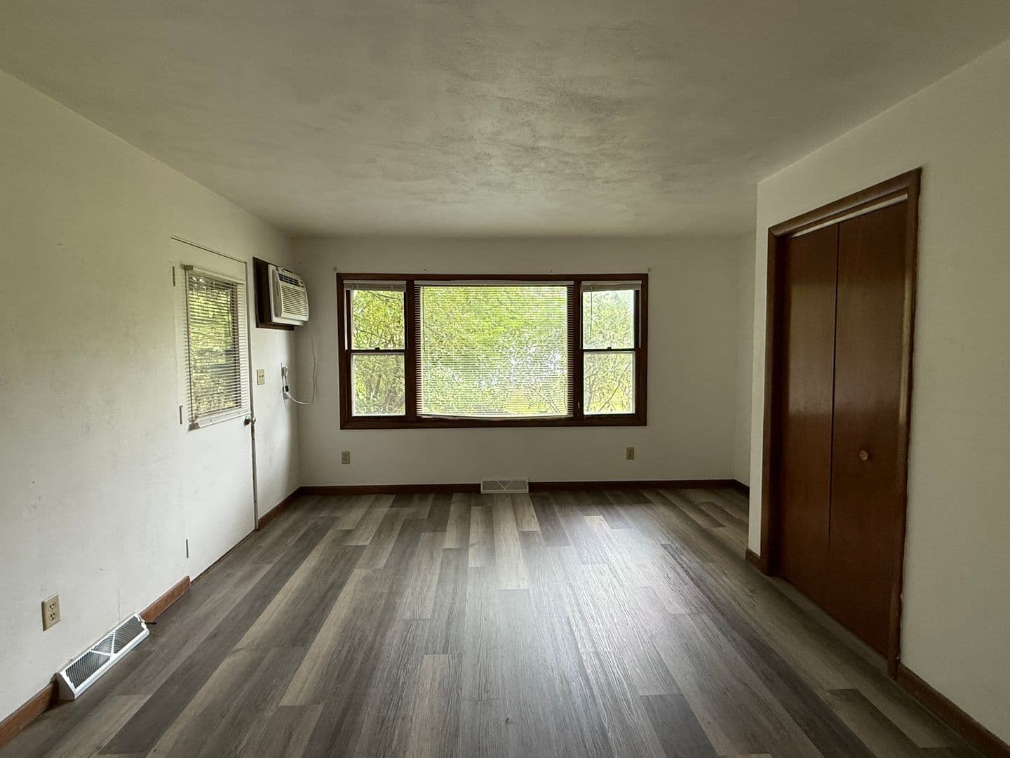 Milan Apartment: 2702 117th Ave W