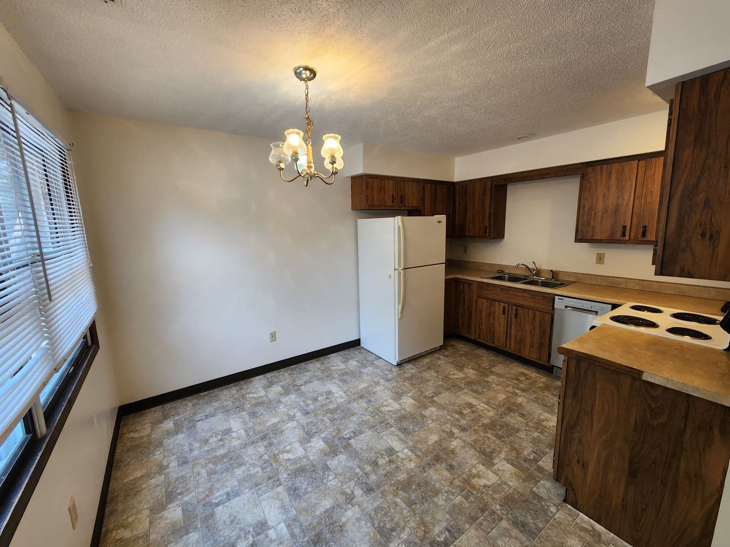 Rock Island Apartment: 9020 13th St W