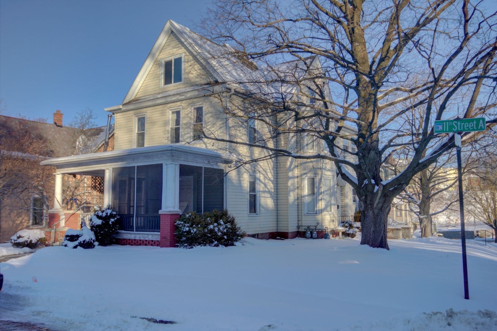 Moline Apartment: 1135 11th Ave