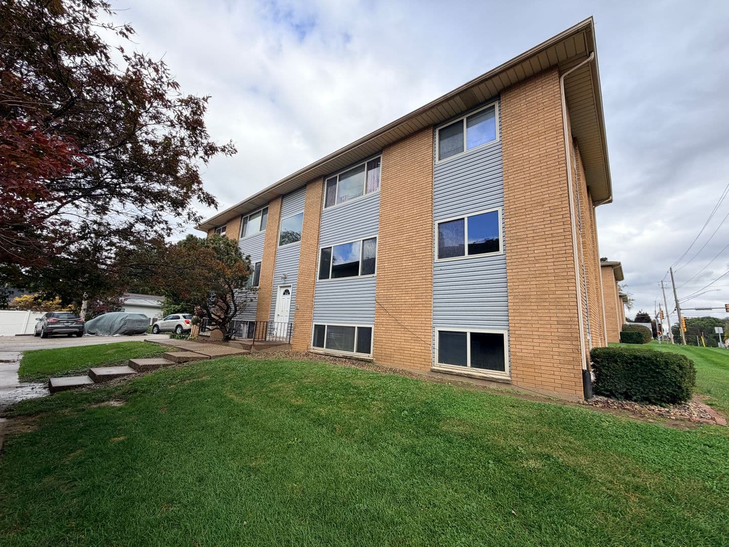 Moline Apartment: 4711 12th Ave