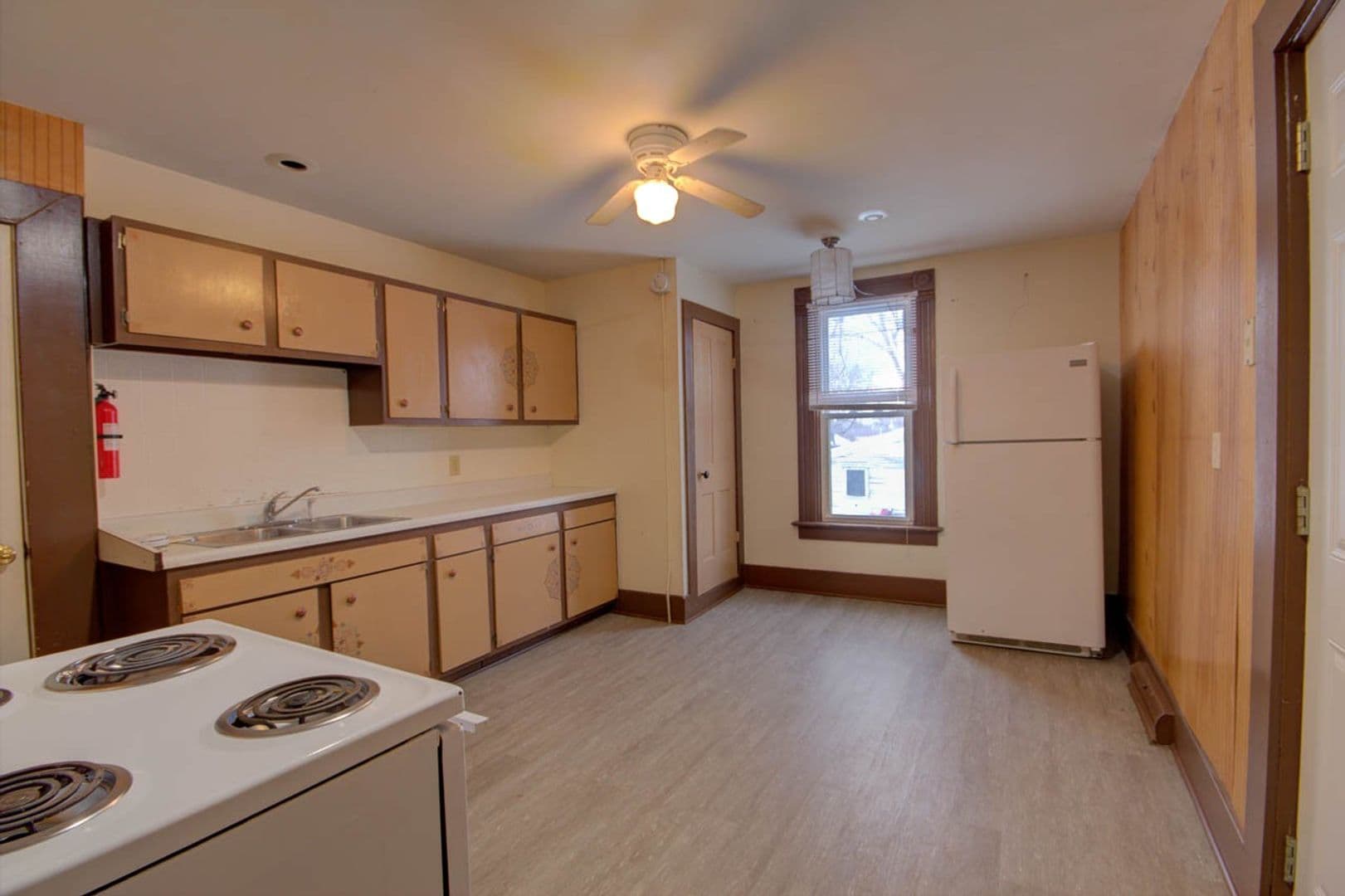 Rock Island Apartment: 2421 8 1/2 Ave