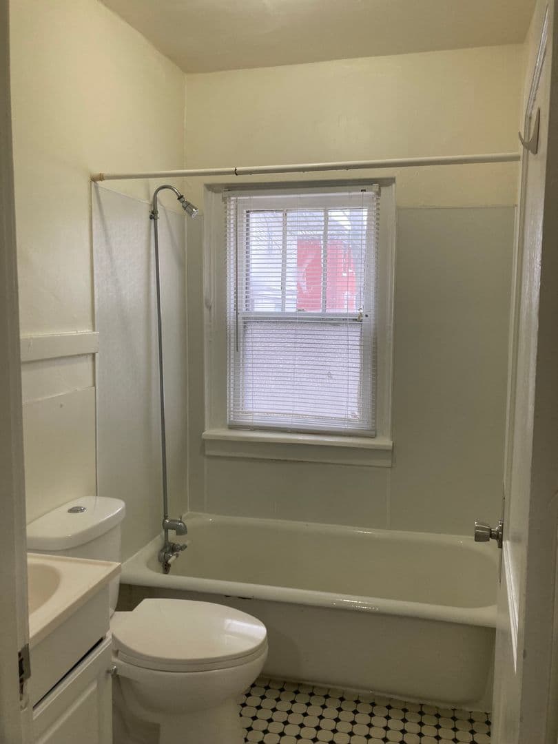 Rock Island Apartment: 2930 5th Ave