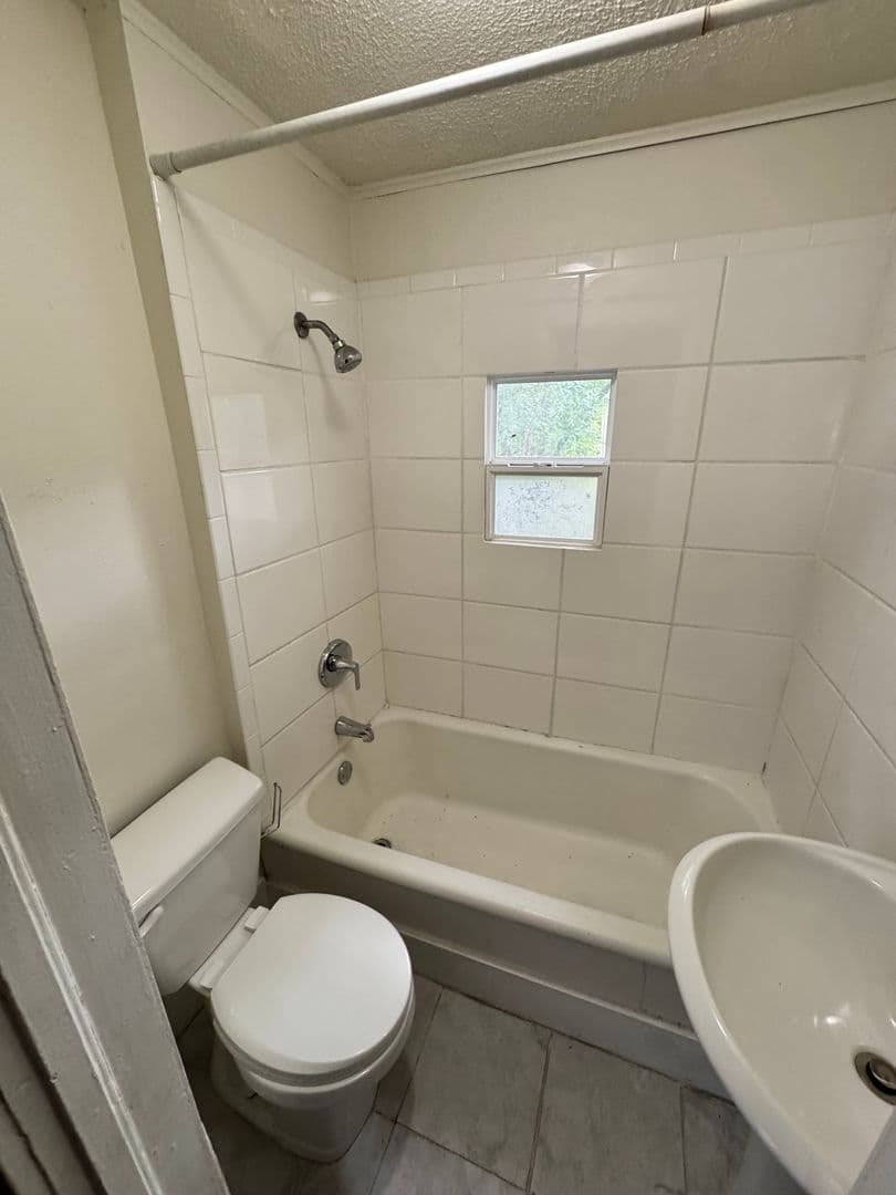 Silvis Apartment: 149 6th Street