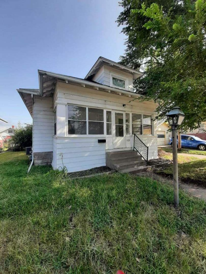 Rock Island House: 1123 18 1/2 Ave.