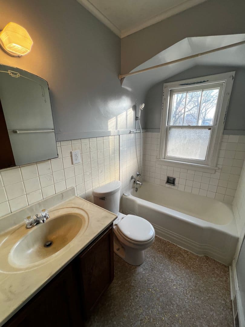 Davenport Apartment: 1611 W High Street