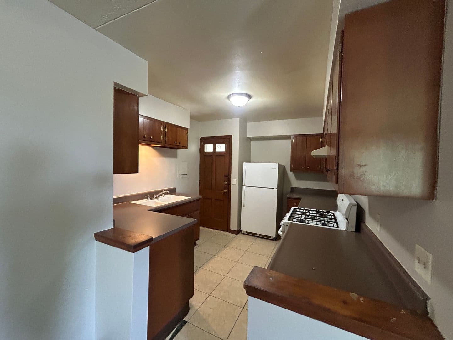 Rock Island Apartment: 1450 18th Ave