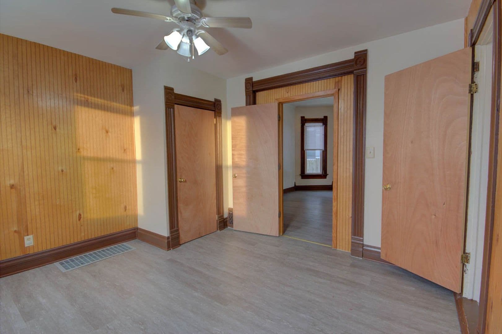 Rock Island Apartment: 2421 8 1/2 Ave