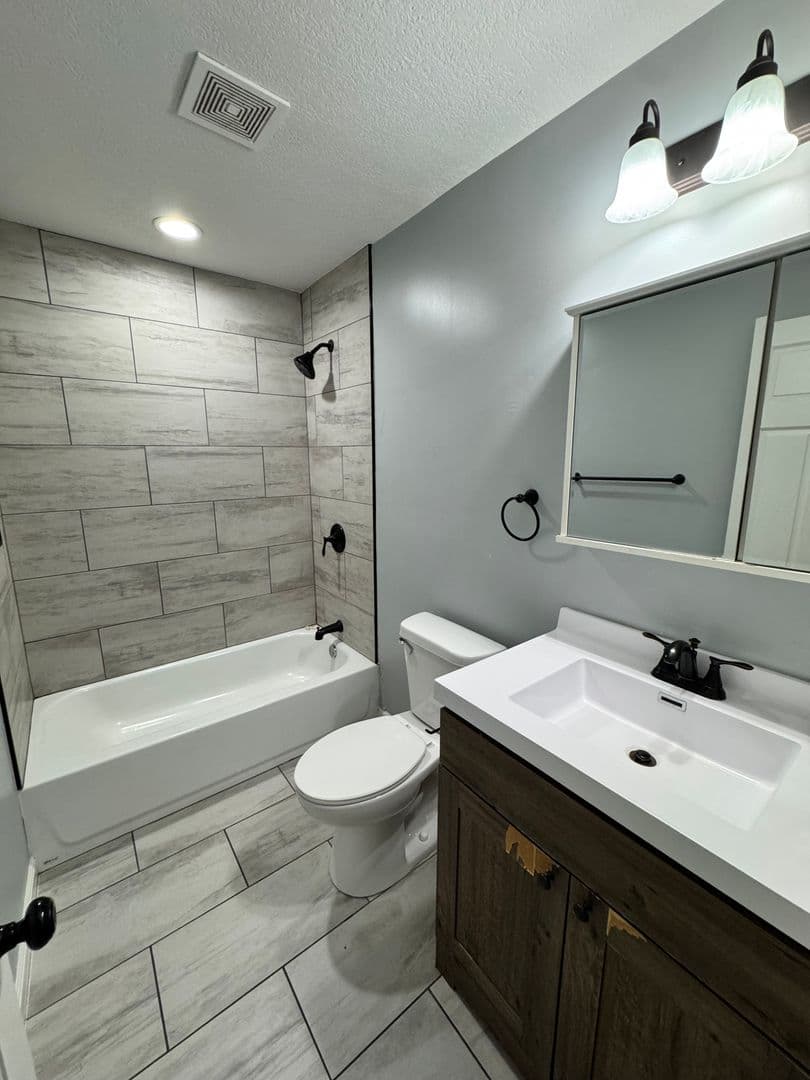 Davenport Apartment: 3234 Heatherton Drive