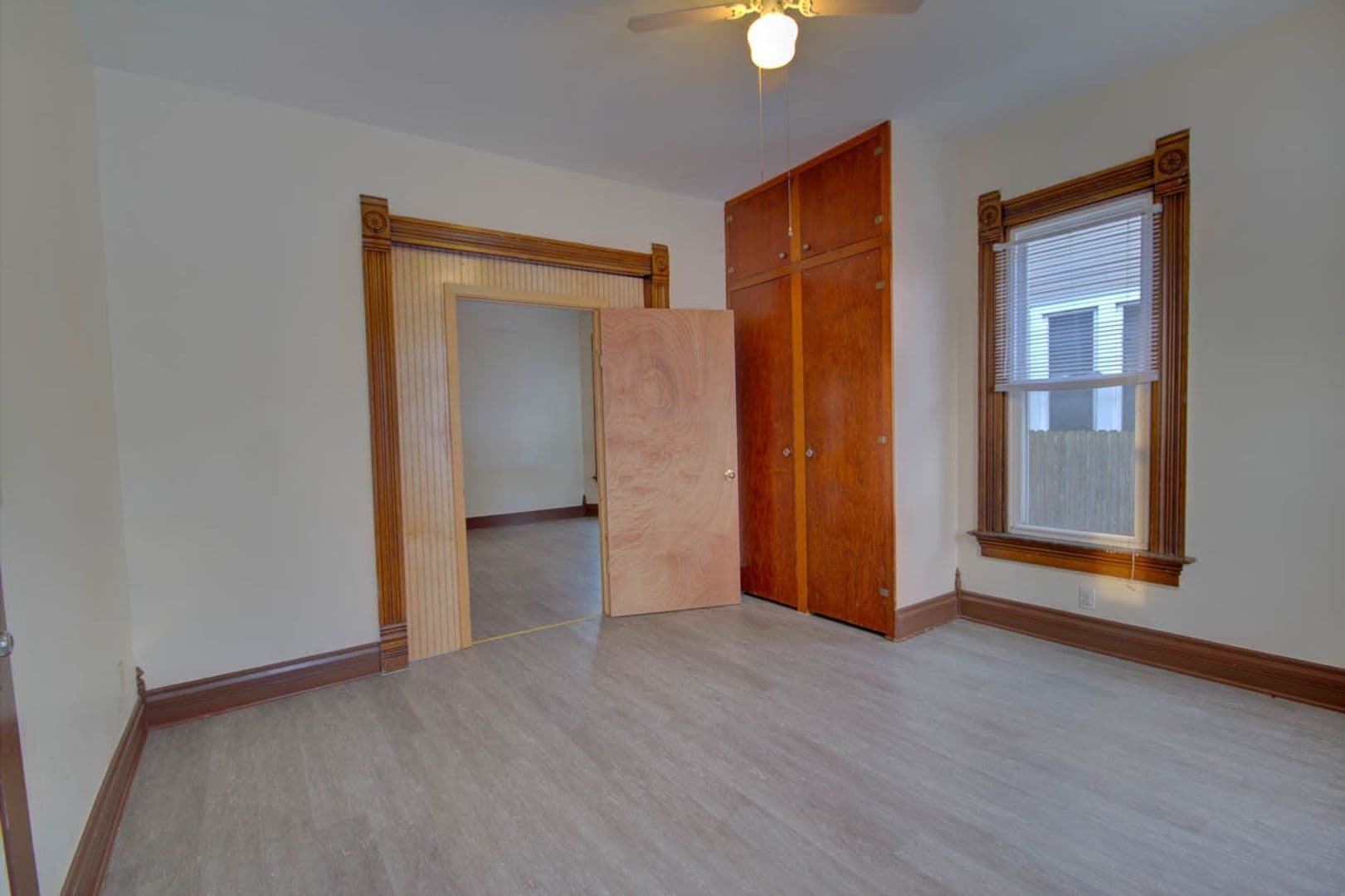 Rock Island Apartment: 2421 8 1/2 Ave