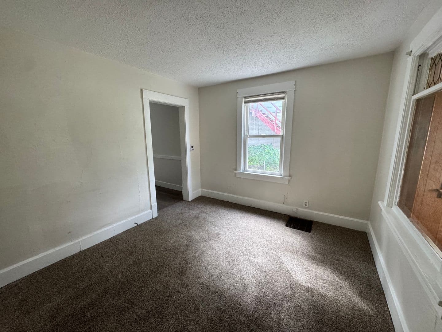 Silvis Apartment: 149 6th Street