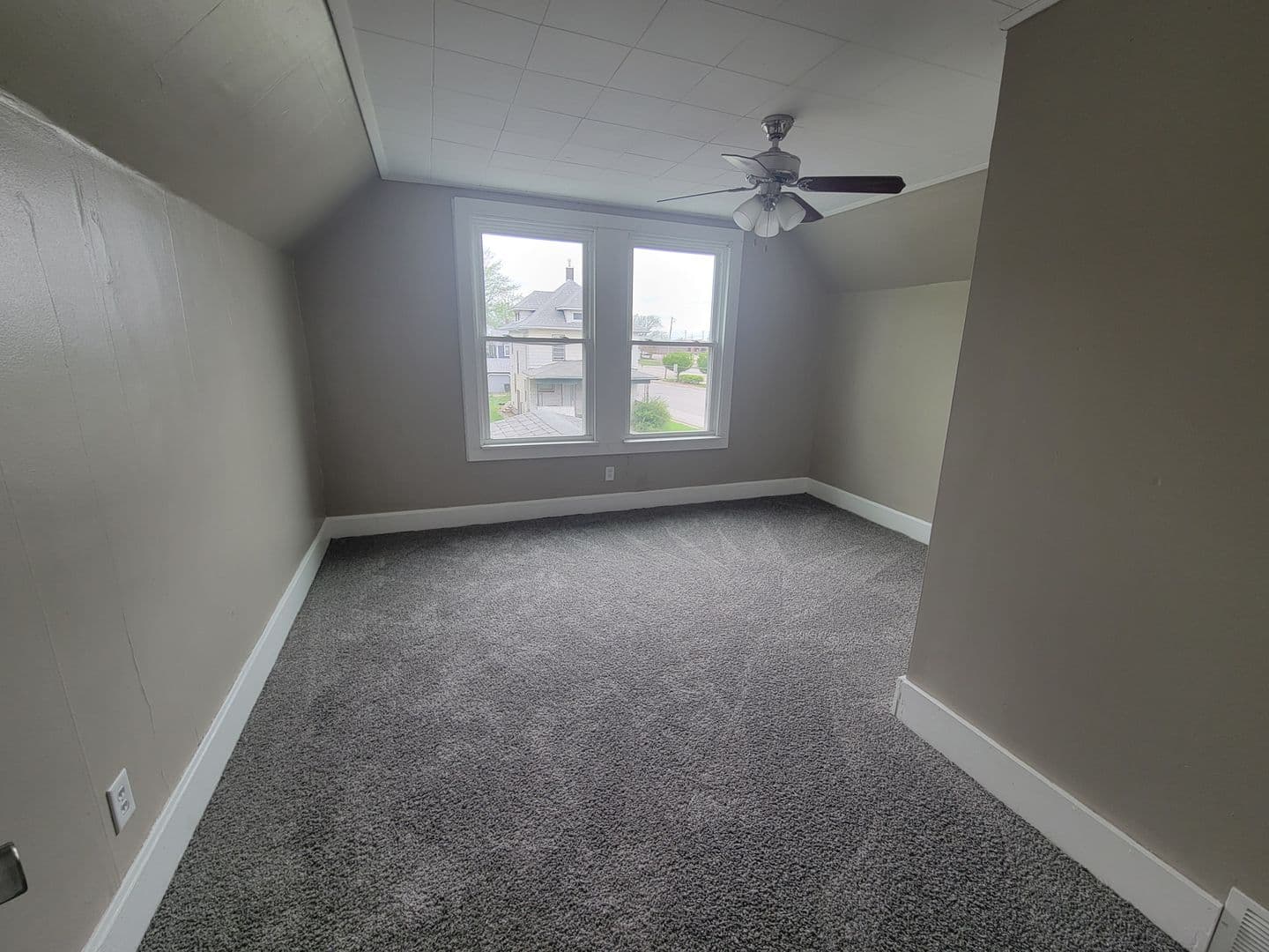 Rock Island Apartment: 605 41st Street