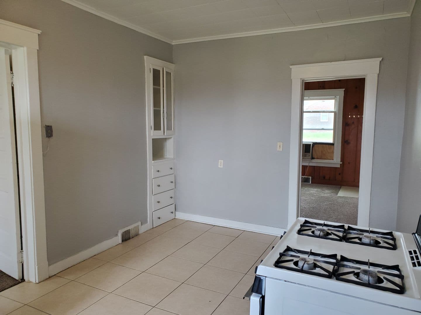Bettendorf Apartment: 610 15th St