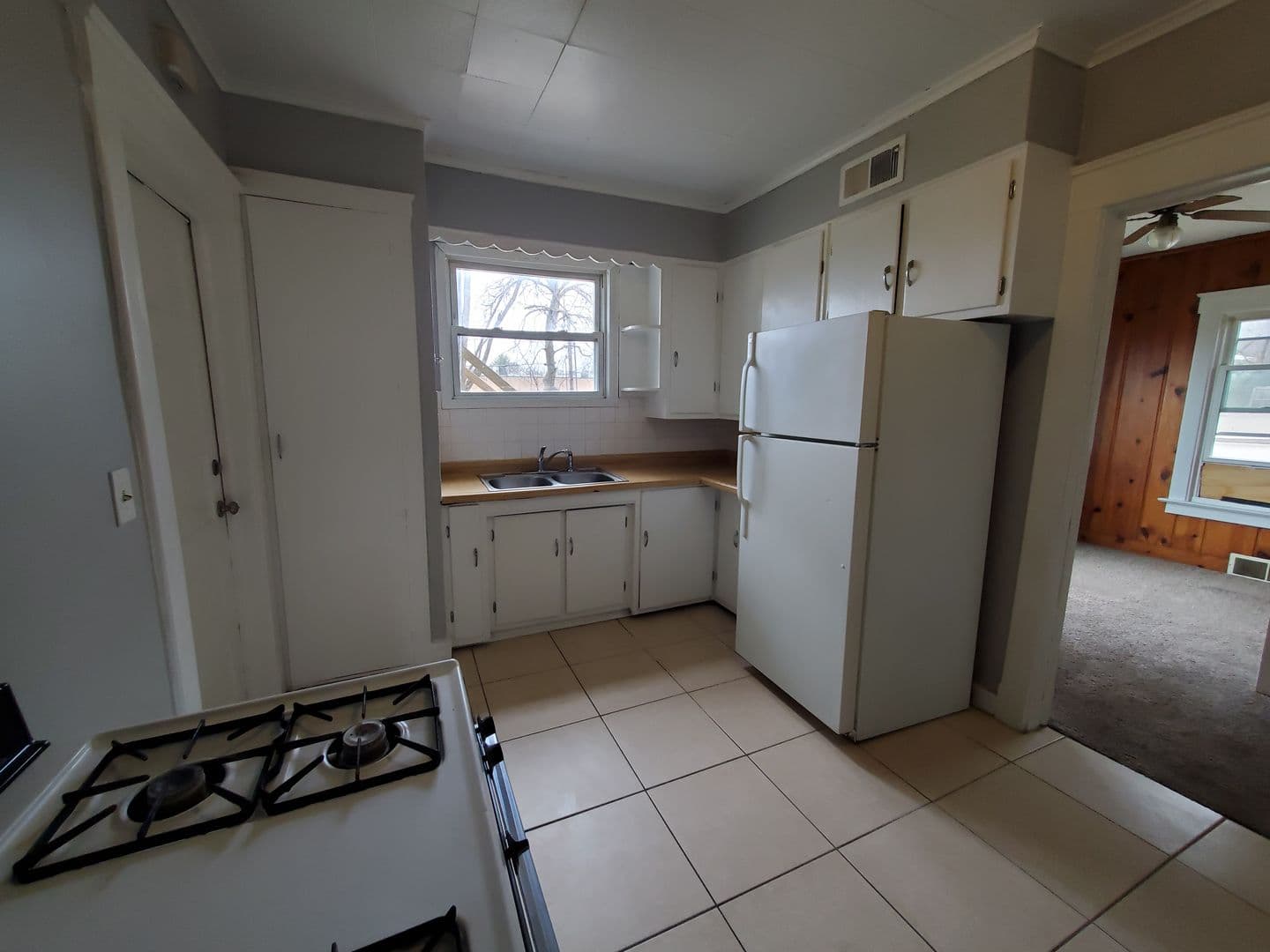 Bettendorf Apartment: 610 15th St