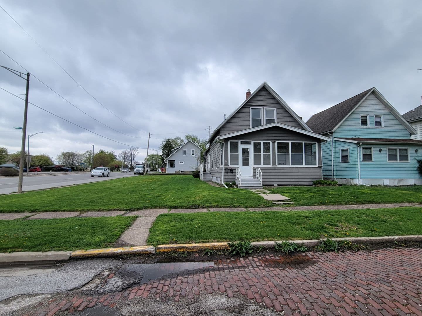 Rock Island Apartment: 605 41st Street