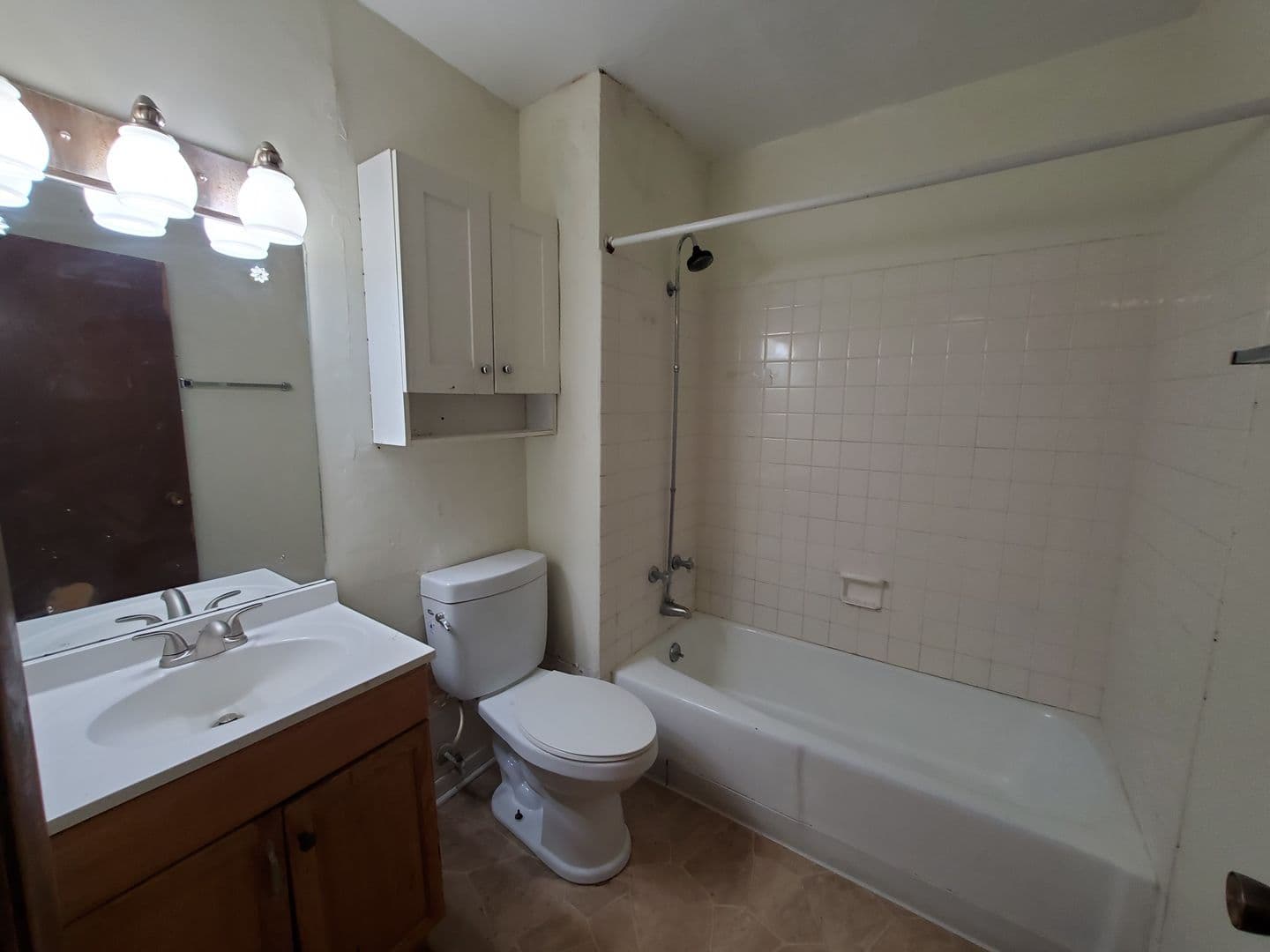 Rock Island Apartment: 1450 18th Ave