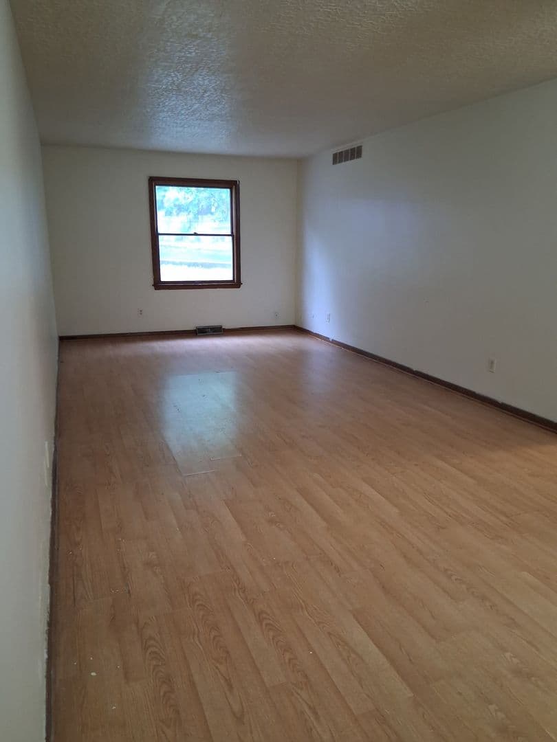 Rock Island Apartment: 1450 18th Ave