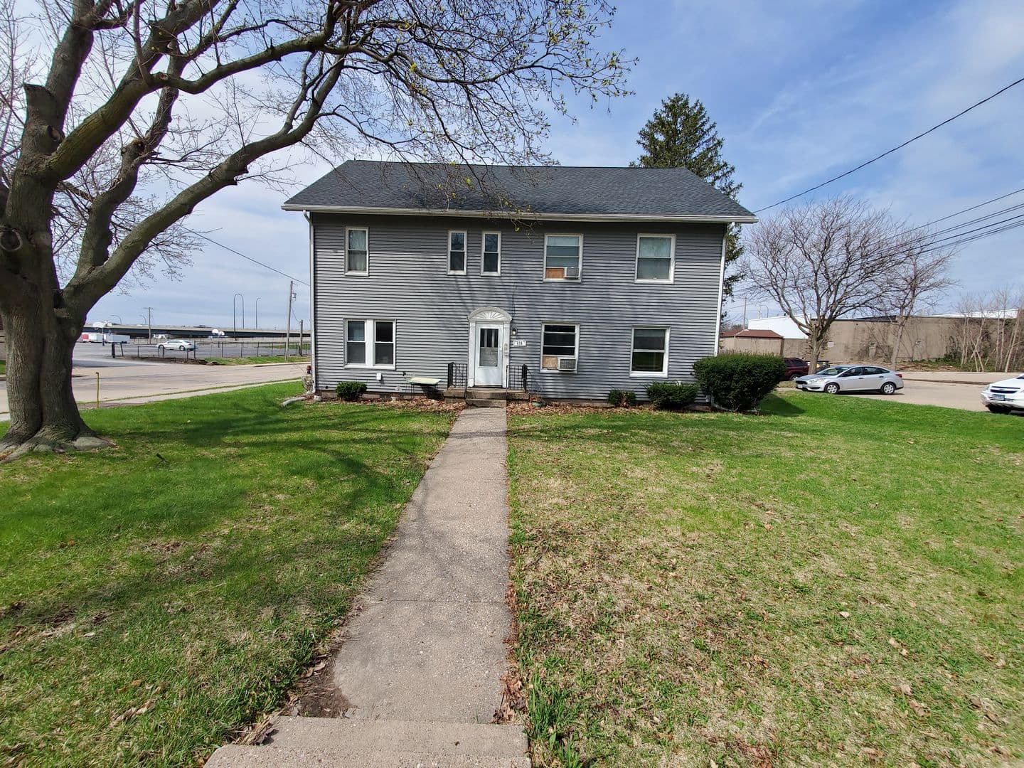 Bettendorf Apartment: 610 15th St