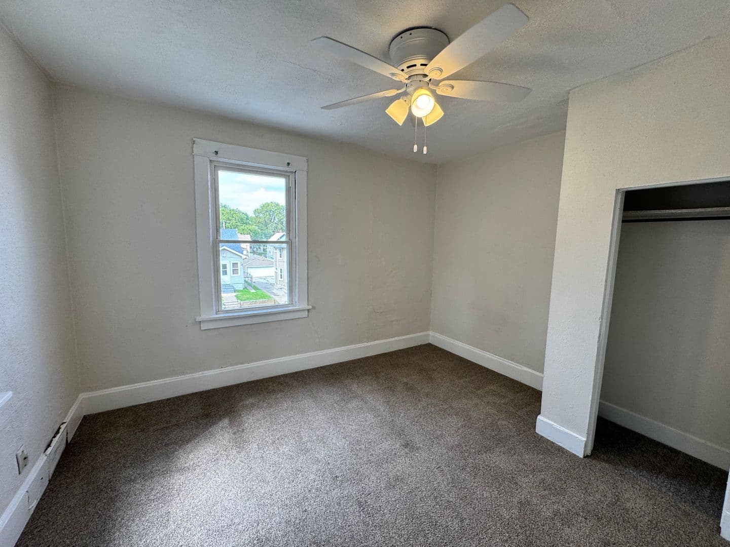 Silvis Apartment: 149 6th Street