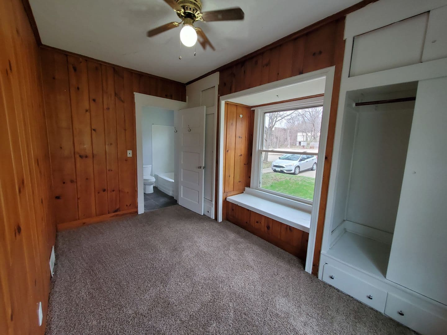 Bettendorf Apartment: 610 15th St