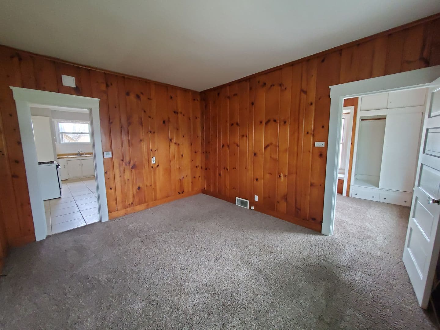 Bettendorf Apartment: 610 15th St