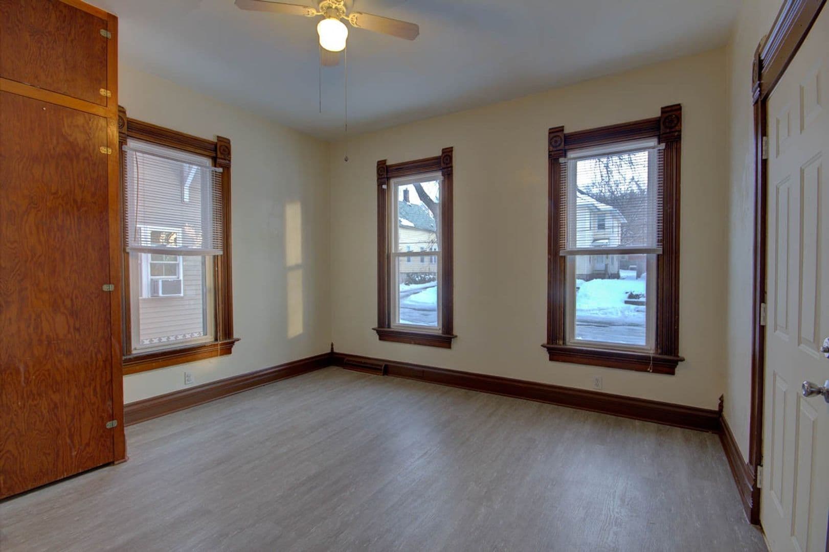 Rock Island Apartment: 2421 8 1/2 Ave