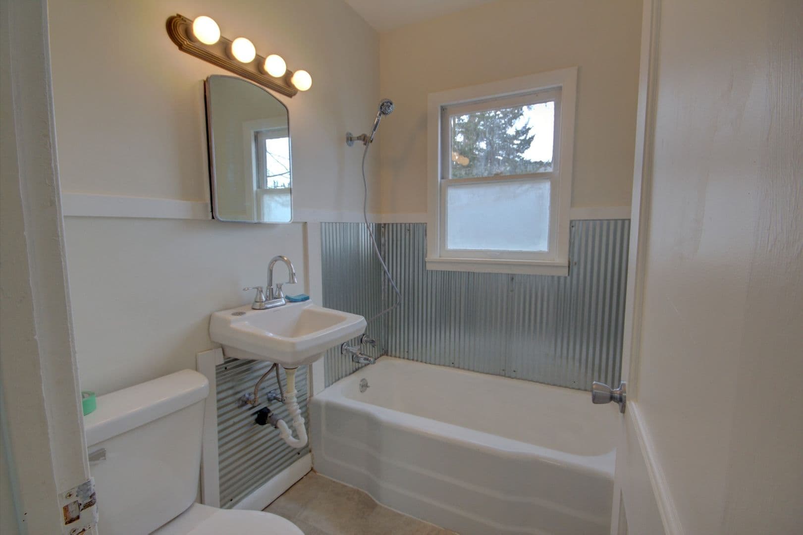 Davenport House: 3856 Johnson Ave