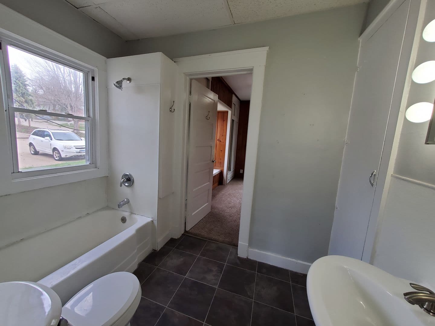 Bettendorf Apartment: 610 15th St