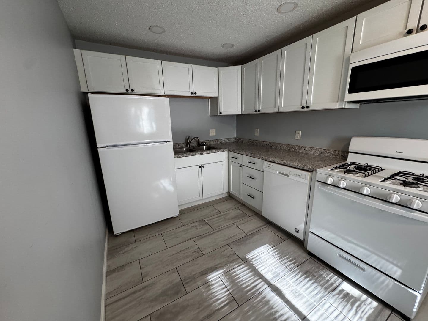 Davenport Apartment: 3234 Heatherton Drive