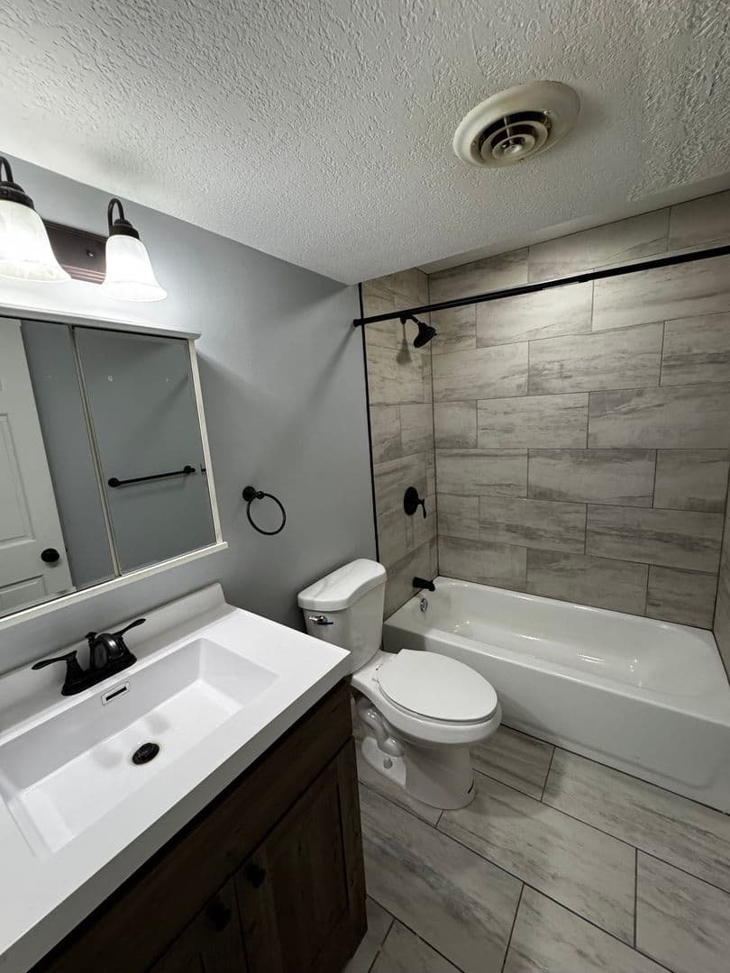Davenport Apartment: 3234 Heatherton Drive