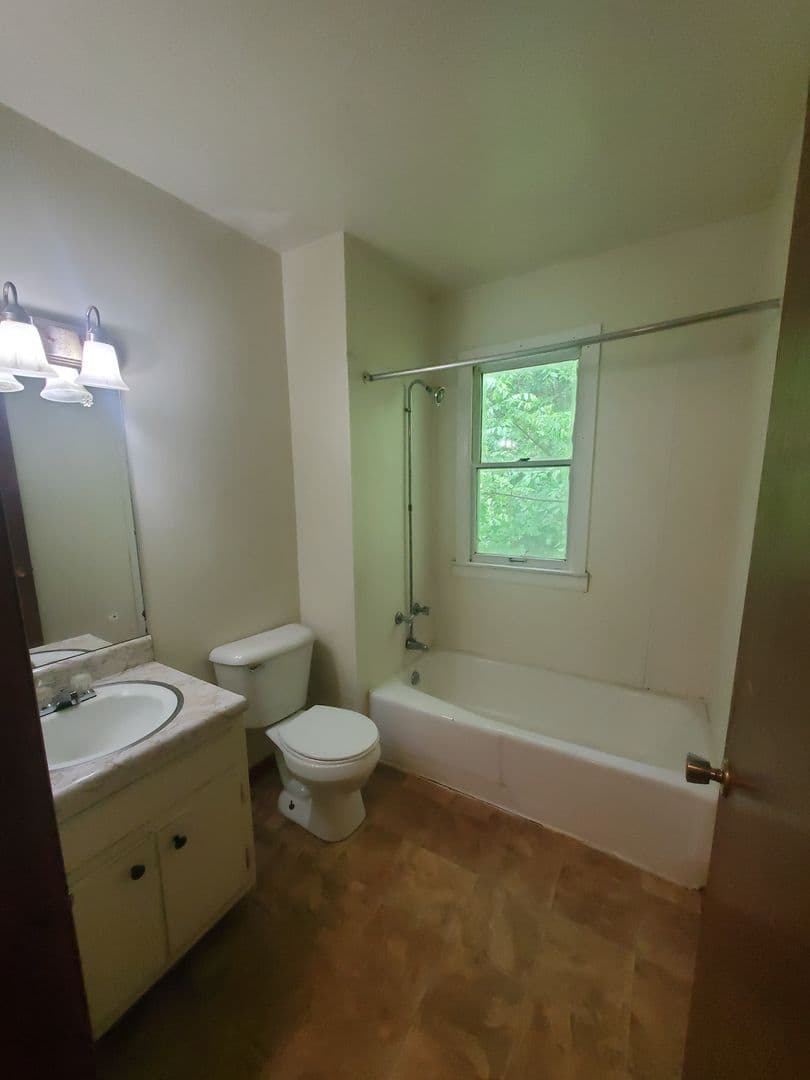 Rock Island Apartment: 1450 18th Ave