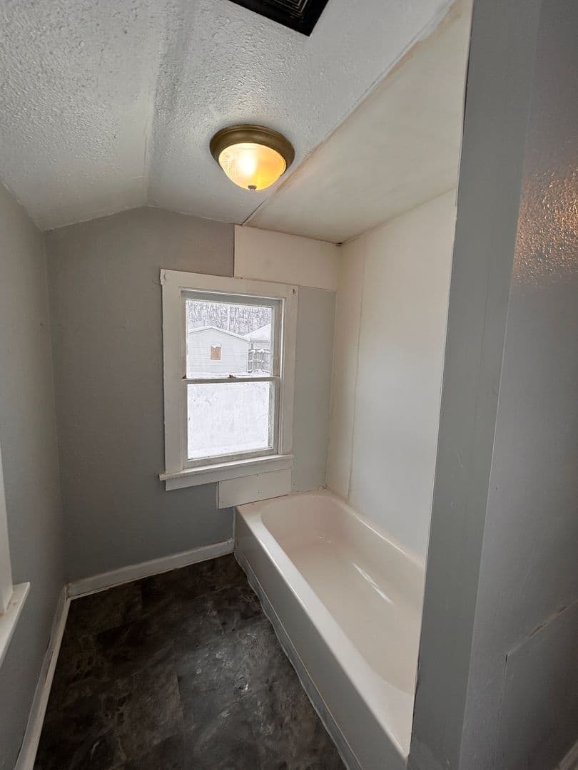 Davenport House: 1823 W 6th St