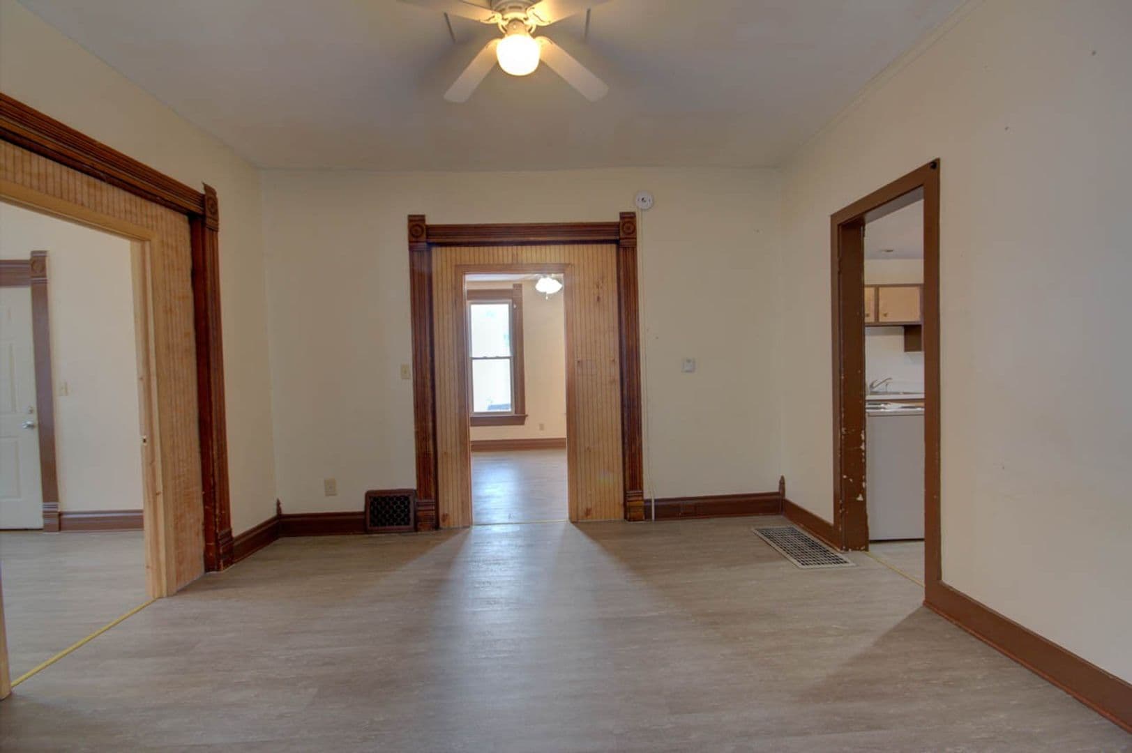 Rock Island Apartment: 2421 8 1/2 Ave
