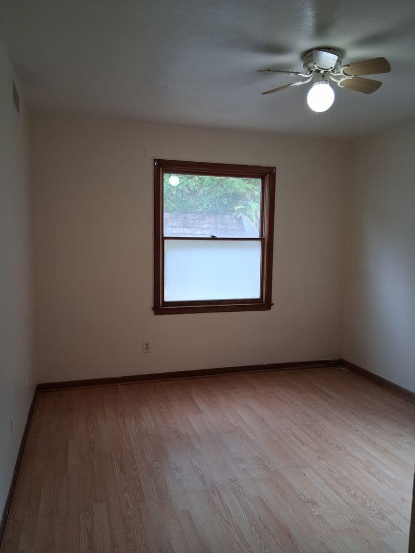 Rock Island Apartment: 1450 18th Ave