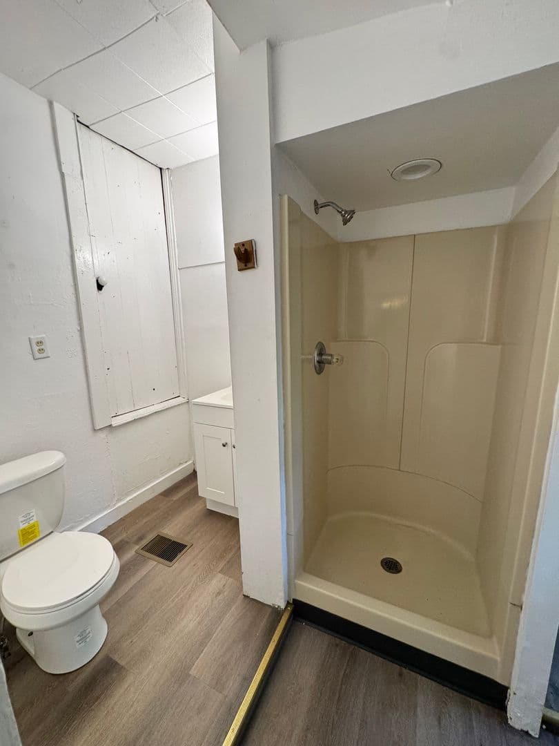 Silvis Apartment: 149 6th Street